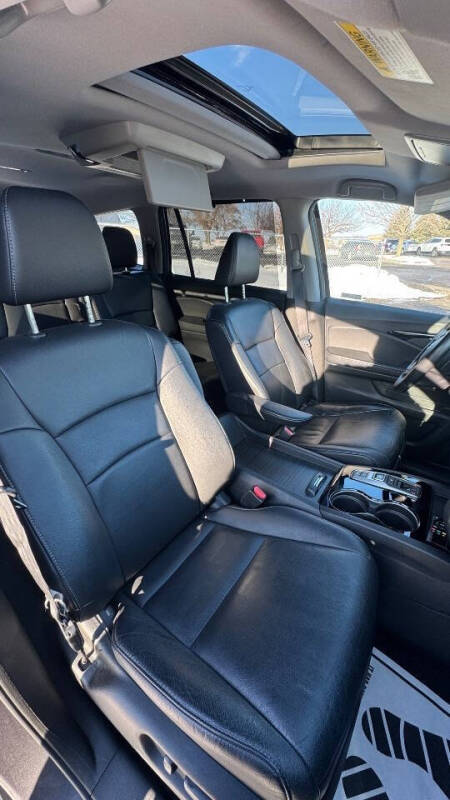 2019 Honda Pilot Touring w/Rear Captain's Chairs