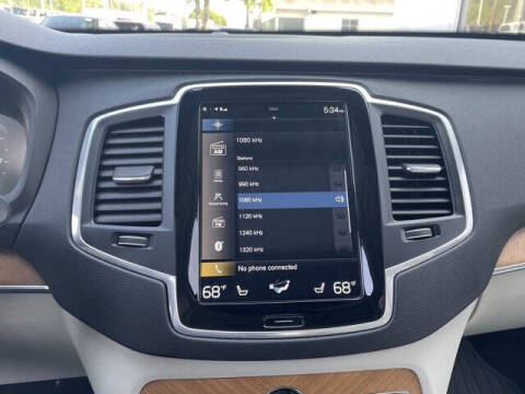 2022 Volvo XC90 T6 Momentum 6-Passenger