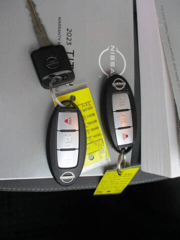 2023 Nissan Titan SV