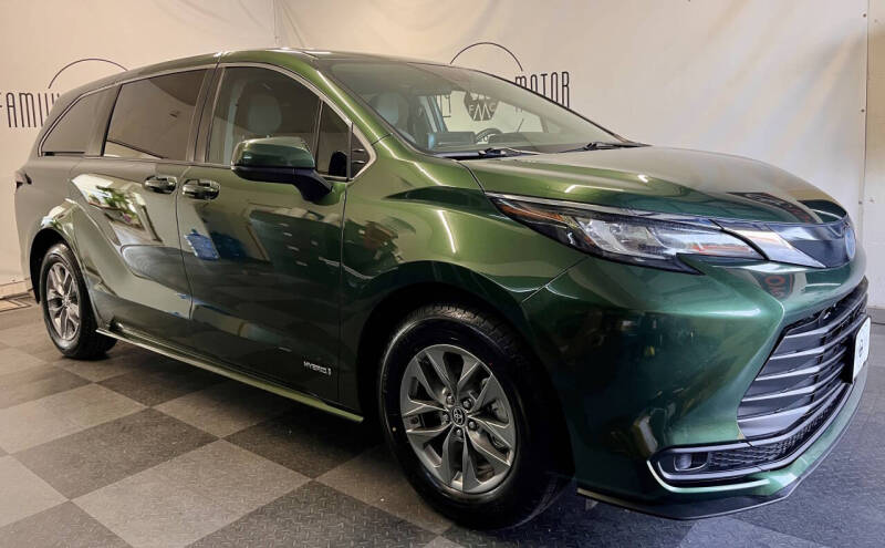 2021 Toyota Sienna LE's photo