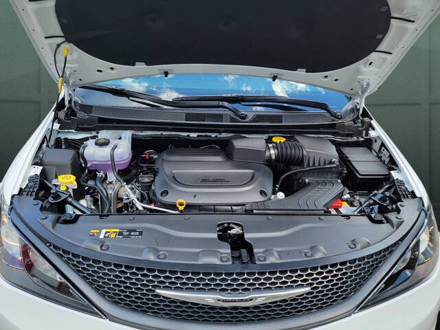 2027 Chrysler Pacifica LX