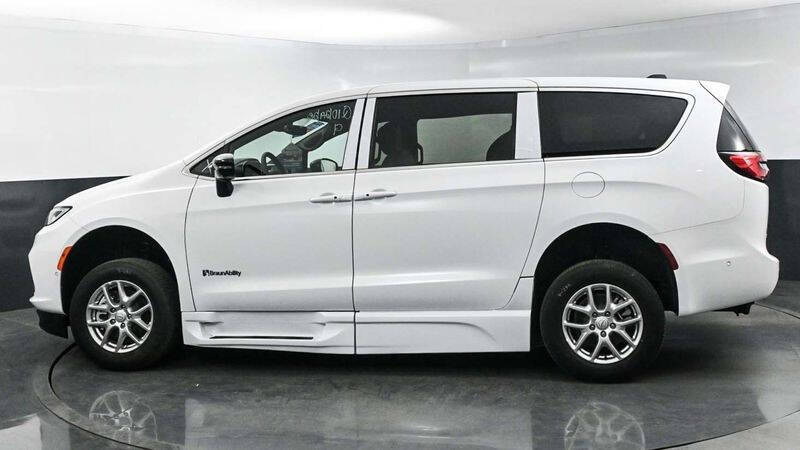 2025 Chrysler Pacifica Select