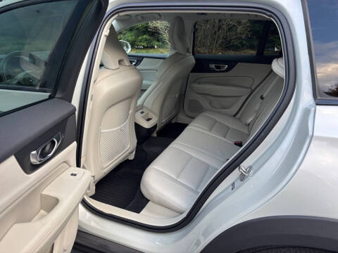 2022 Volvo V60 Cross Country T5