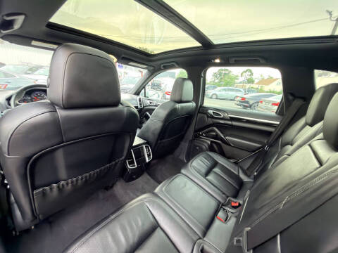 2017 Porsche Cayenne Platinum Edition
