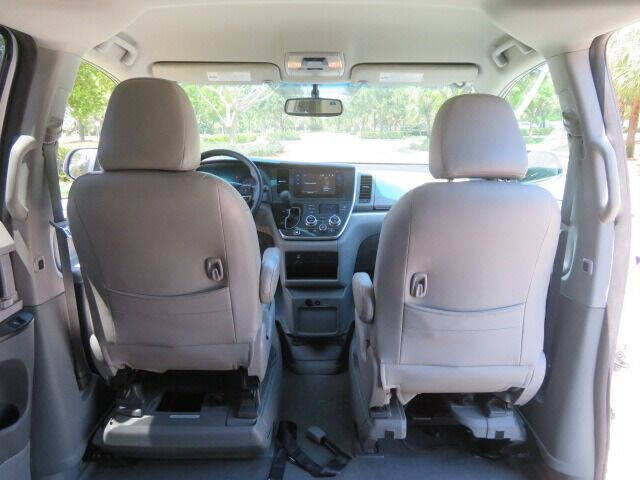 2016 Toyota Sienna LE Mobility 7-Passenger
