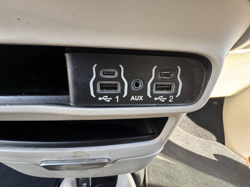 2022 Chrysler Voyager LX