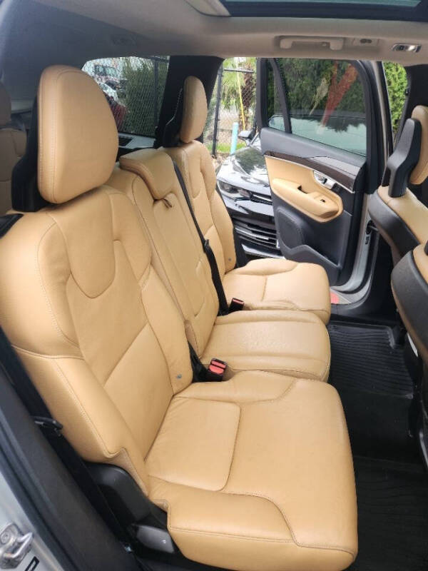 2016 Volvo XC90 T6 Momentum