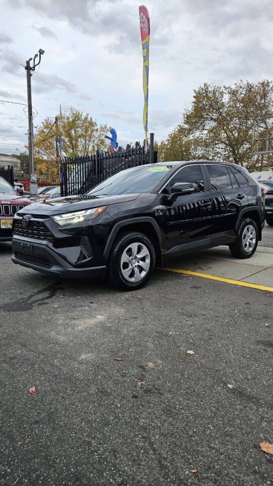 2023 Toyota RAV4 LE's photo