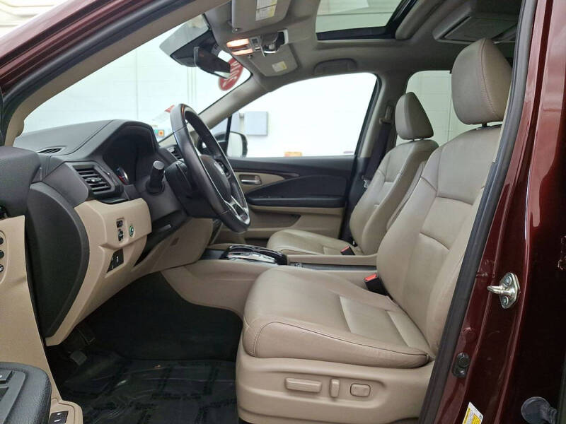 2019 Honda Pilot Touring w/Rear Captain's Chairs
