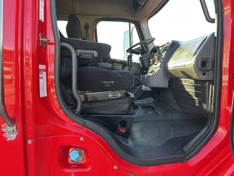 2005 Freightliner M2 106