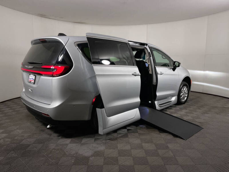 2024 Chrysler Pacifica Touring L photo 3