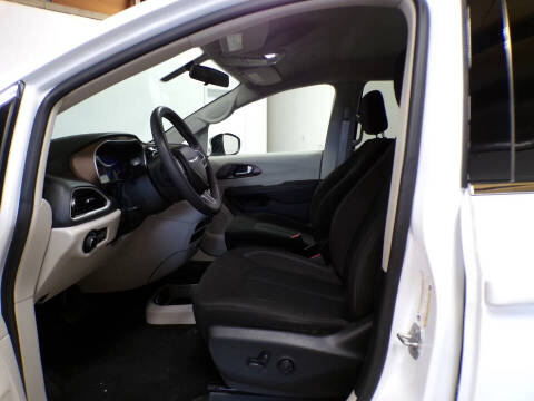 2022 Chrysler Voyager LX