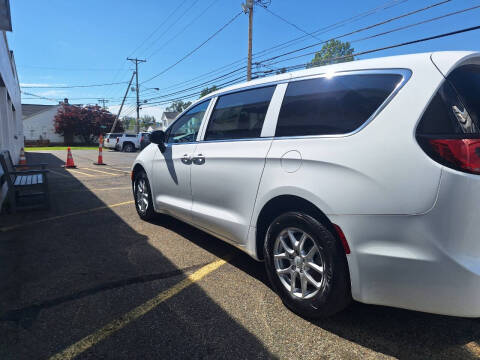 2027 Chrysler Pacifica Select