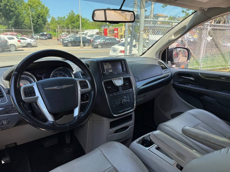 2012 Chrysler Town and Country Touring
