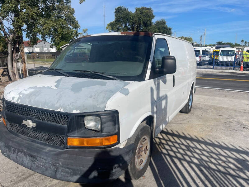 2004 Chevrolet Express Base photo 2