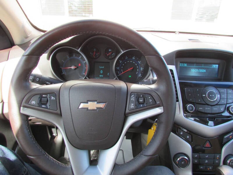 2011 Chevrolet Cruze 2LT photo 17