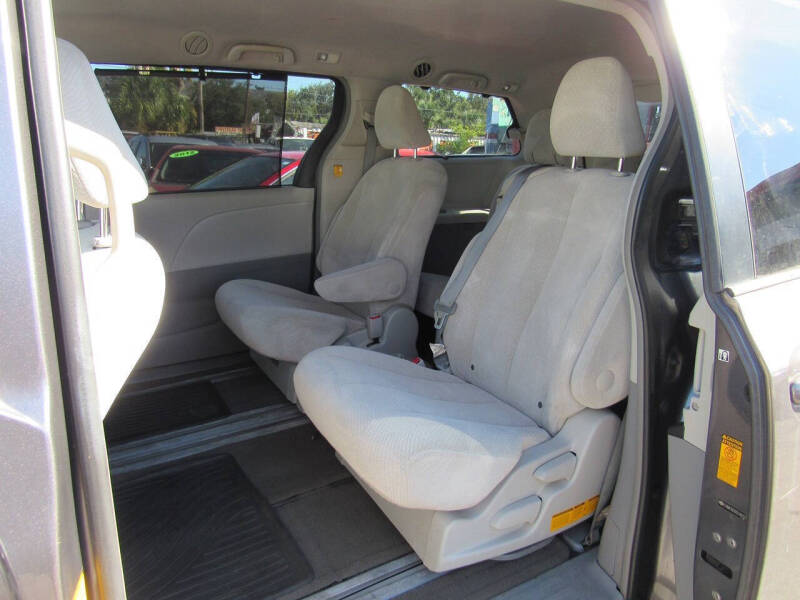 2013 Toyota Sienna LE 8-Passenger