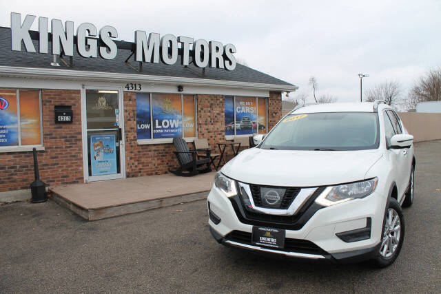2017 Nissan Rogue SV's photo