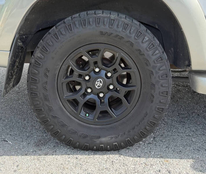 2004 Toyota Sequoia SR5