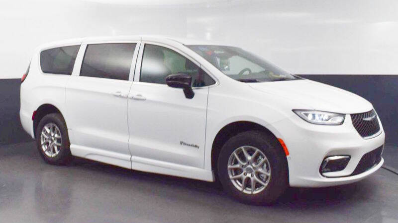 2025 Chrysler Pacifica Select