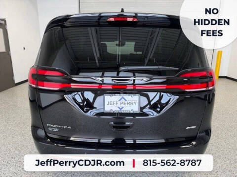 2027 Chrysler Pacifica Select