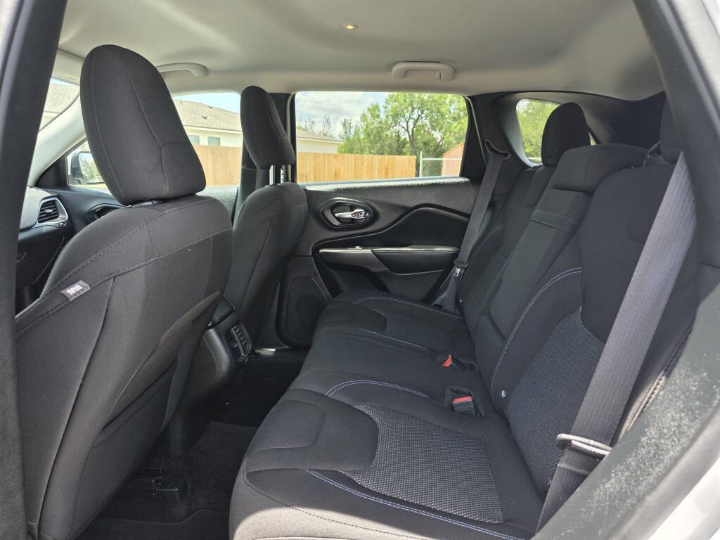 White 2019 Jeep Cherokee Latitude Latitude 4dr SUV 17