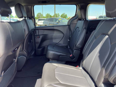 2027 Chrysler Pacifica Select