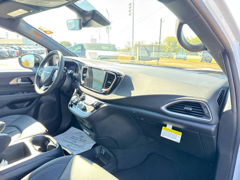 2026 Chrysler Voyager LX