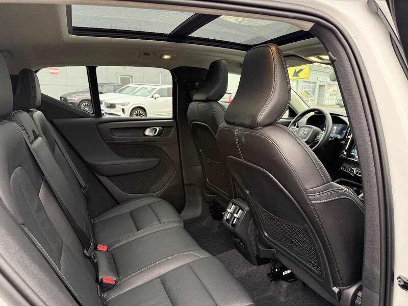 2025 Volvo XC40 B5 Core Bright Theme