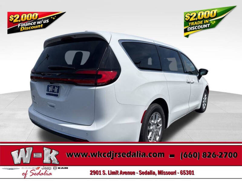 2027 Chrysler Pacifica Select