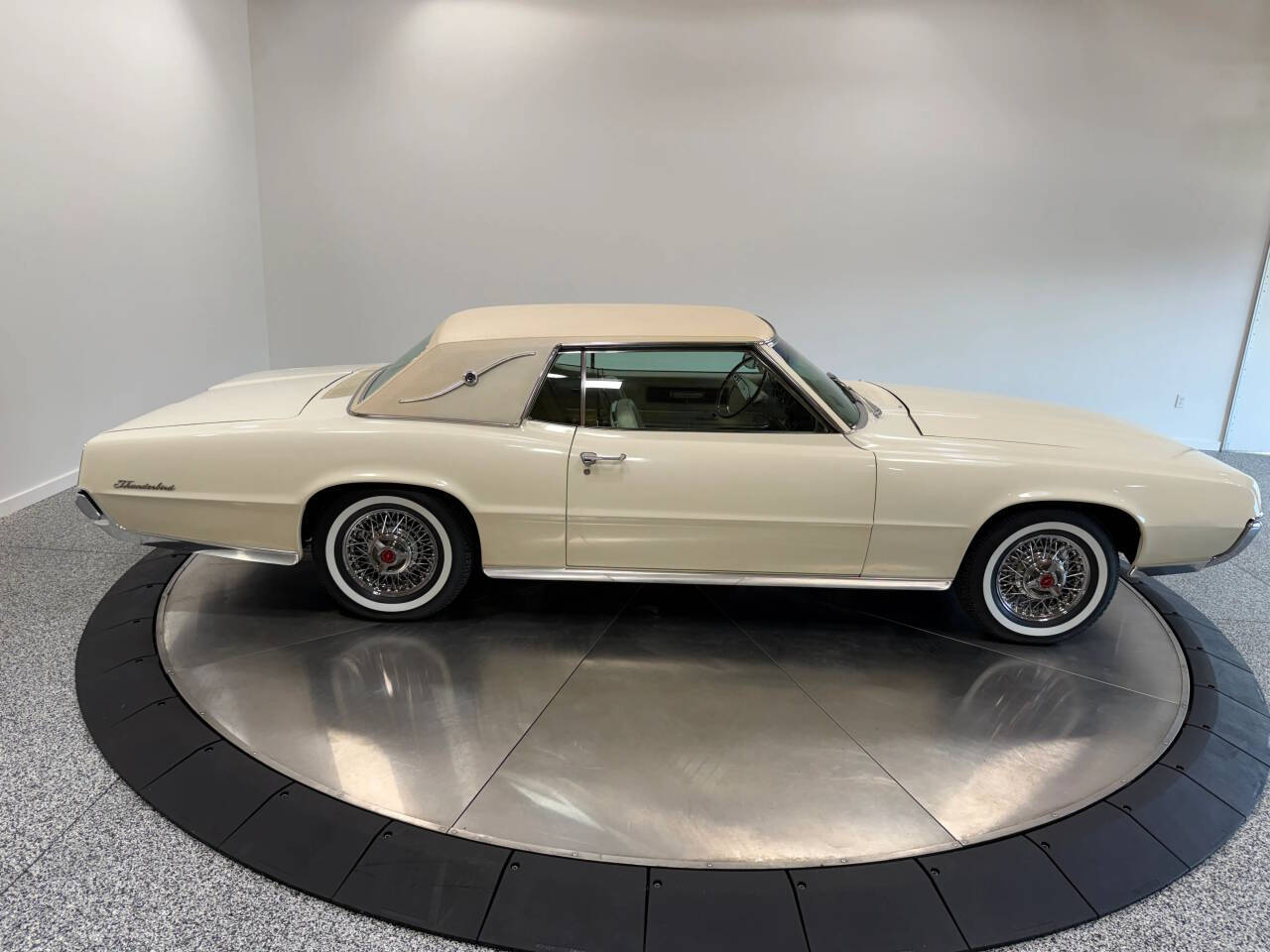 1967 Ford Thunderbird 24