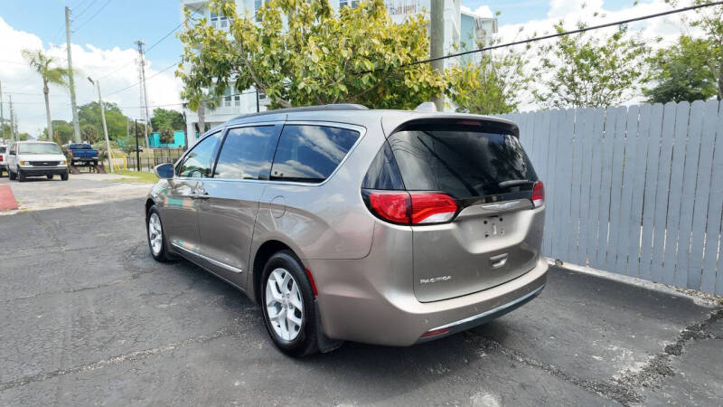 2017 Chrysler Pacifica Touring-L