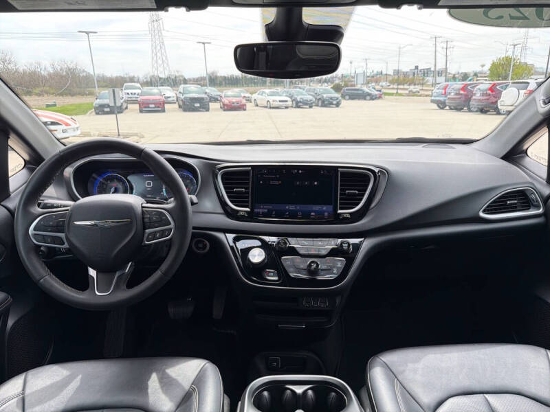 2025 Chrysler Pacifica Select