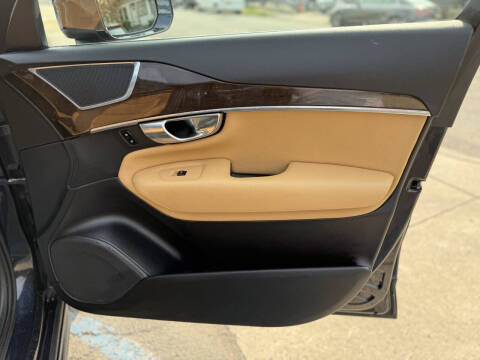 2016 Volvo XC90 T6 Momentum