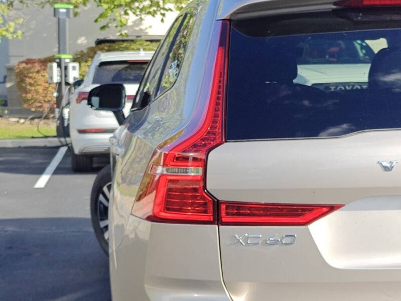 2025 Volvo XC60 B5 Core Dark Theme