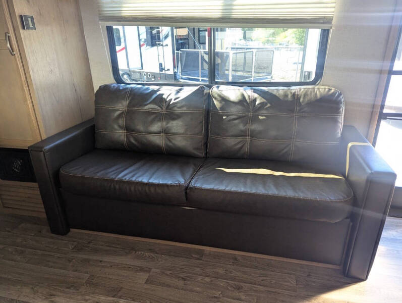 2020 Winnebago Micro Minnie 2405RG / 26ft