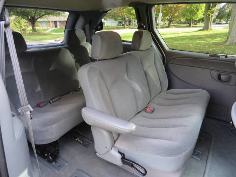 2004 Chrysler Town and Country Family Value