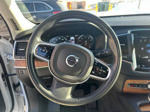 2022 Volvo XC90 T6 Momentum 7-Passenger