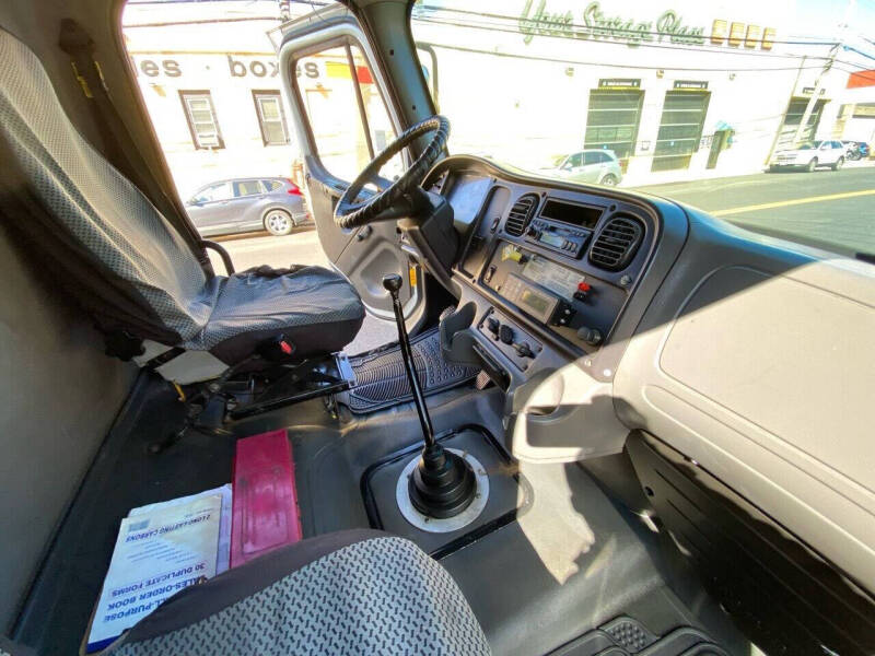 2005 Freightliner M2 106