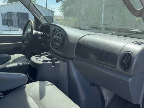 2003 Ford E-Series E-150 Base