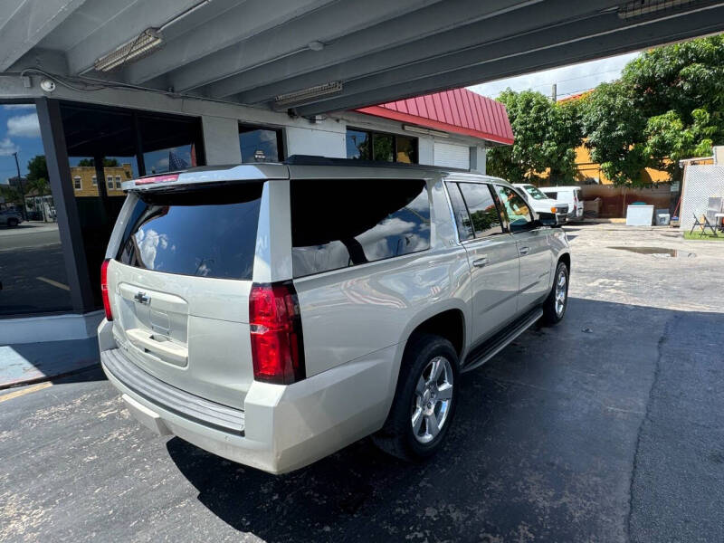 2016 Chevrolet Suburban LT photo 2