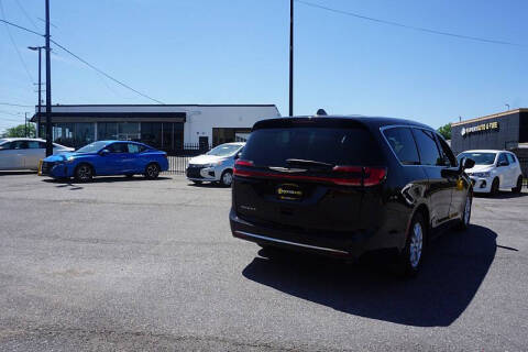 2025 Chrysler Pacifica Select