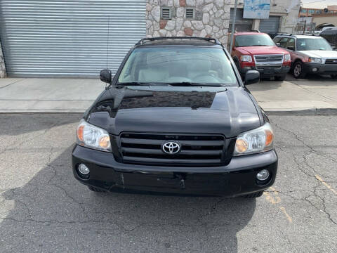 2004 Toyota Highlander for sale at SUNSHINE AUTO SALES LLC in Paterson NJ