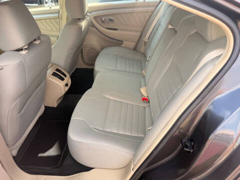 2017 Ford Taurus SE