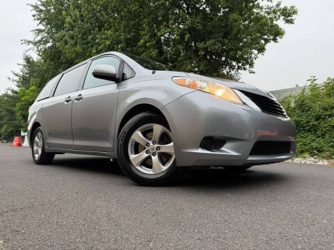2013 Toyota Sienna LE 8-Passenger