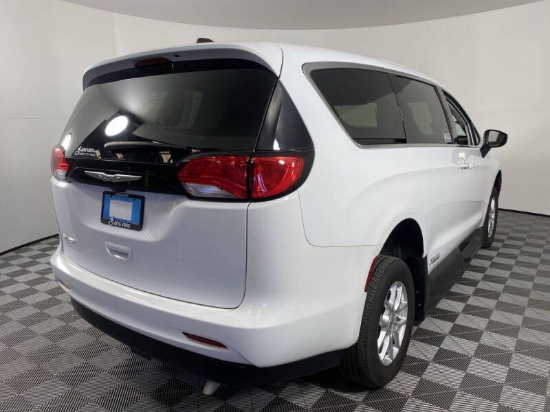 2023 Chrysler Voyager LX