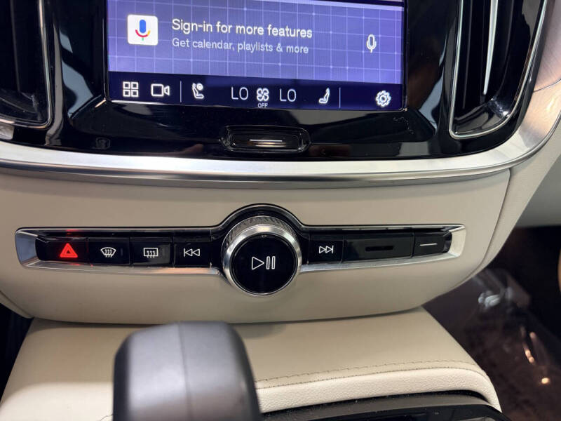 2024 Volvo S60 Recharge T8 Core Dark Theme