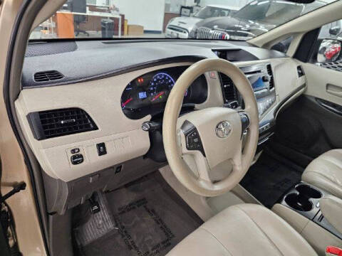 2014 Toyota Sienna LE 8-Passenger