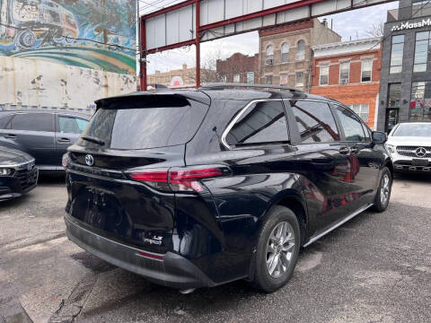 2022 Toyota Sienna LE 8-Passenger