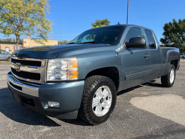 2011 Chevrolet Silverado 1500 for sale at Ideal Cars LLC in Skokie, IL